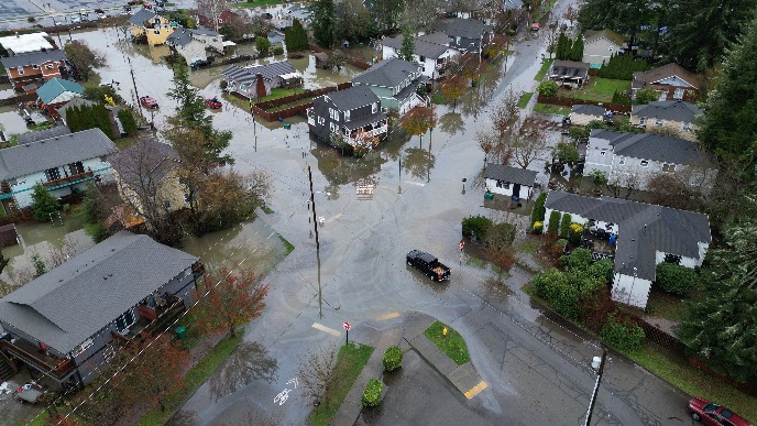 Poplave nose kuće i mostove